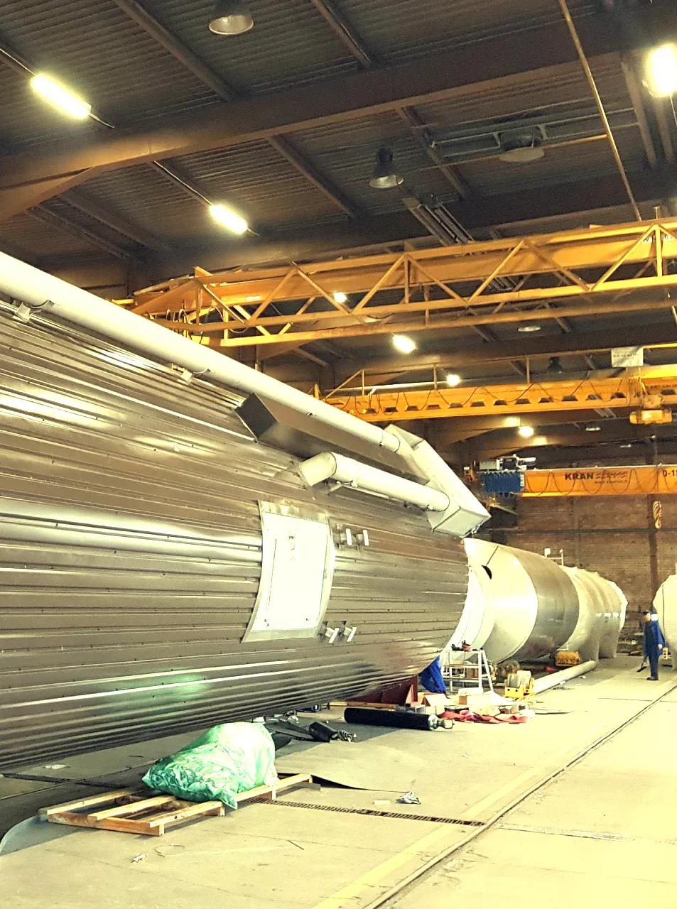 Silotankar under montage i en industrihall