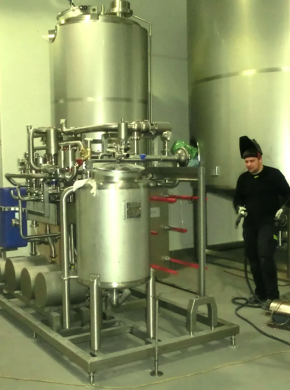 Svetsning vid en prefabricerad processmodul med tank, rör och värmeväxlare